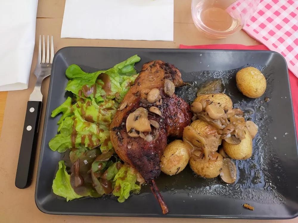 Cuisse de Canard Confite Et Pommes de Terre Grenaille